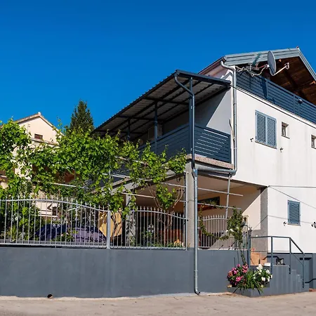 4 Bedroom Lovely In Apartamento *