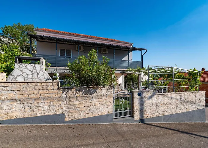 4 Bedroom Lovely In Apartamento